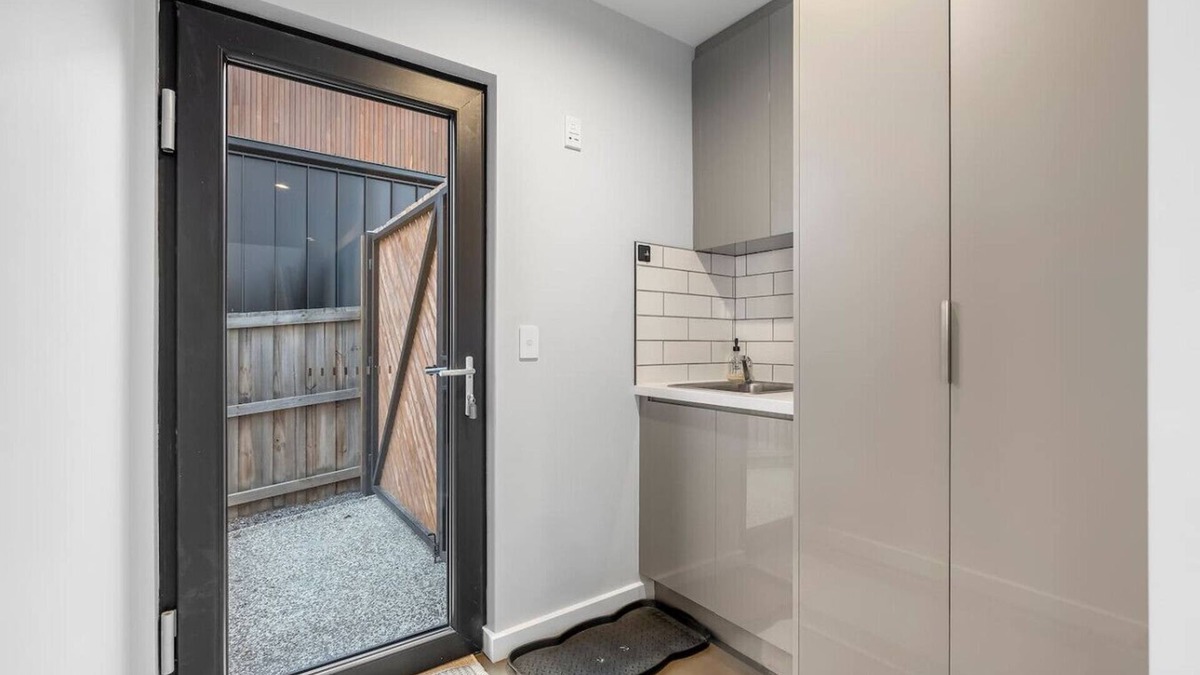 Lenah Valley Apartment | Meticulously Upgraded Home with Valley Views