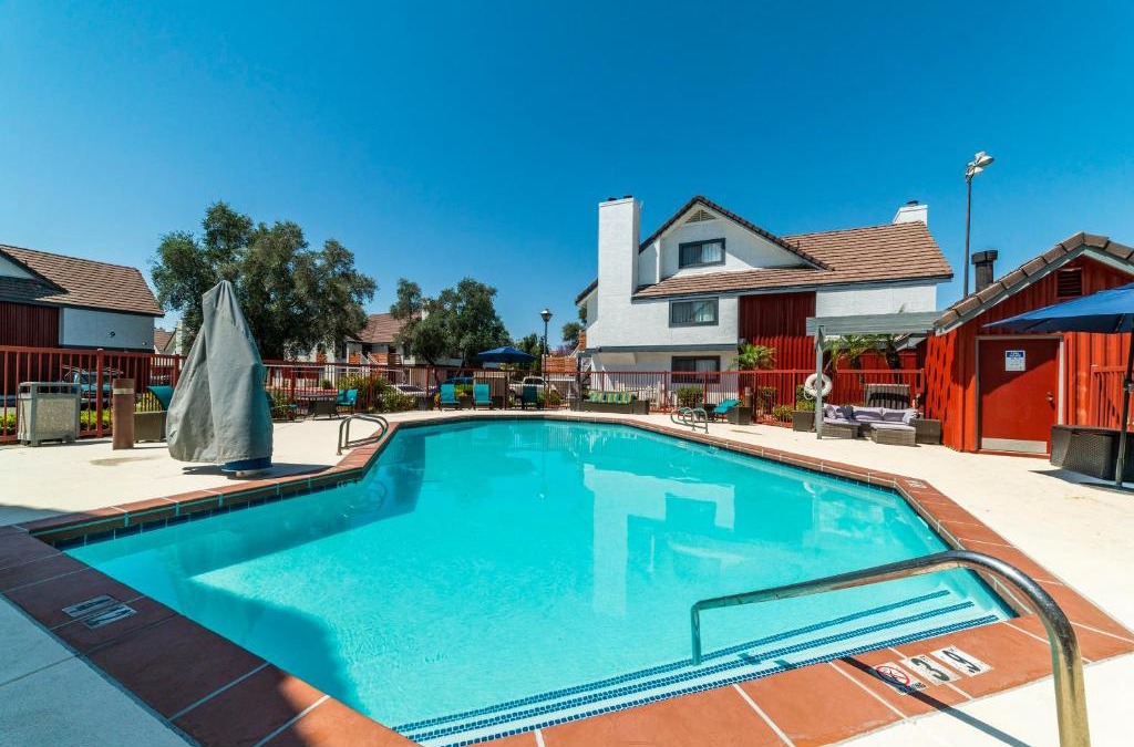 North Mountain Apartment | Metro PHX Upstairs 2bd sleeps 6 heated pool PETS ALLOWED