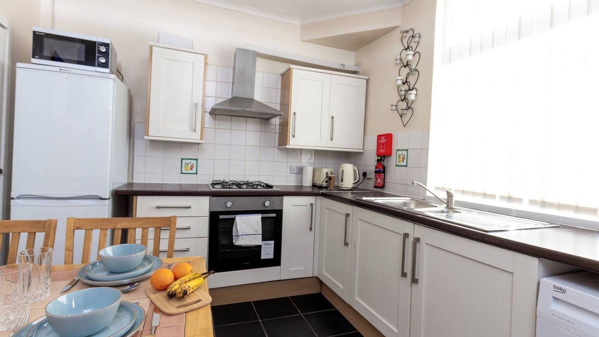 Failsworth House | Metropolitan Charm: Stylish 2BR House