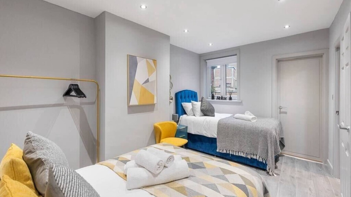 Harrow Apartment | Metropolitan Living: Sleek 3BR with Vibrant Flair