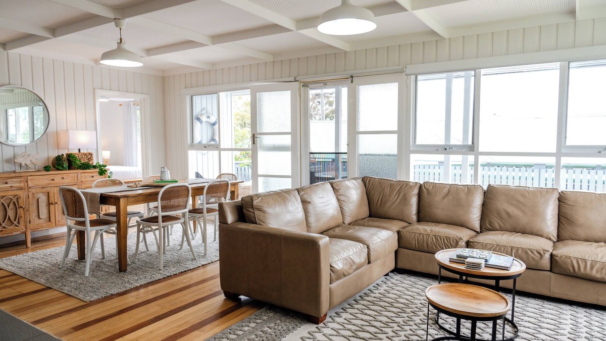 Metung House | Metung Holiday House | Family & Pet Friendly, Cosy Coastal downtown stay