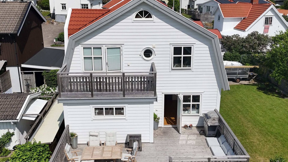 Hono Condo | Mezzanine: Lovely south-facing patio with barbecue. Gothenburg northern archipelago