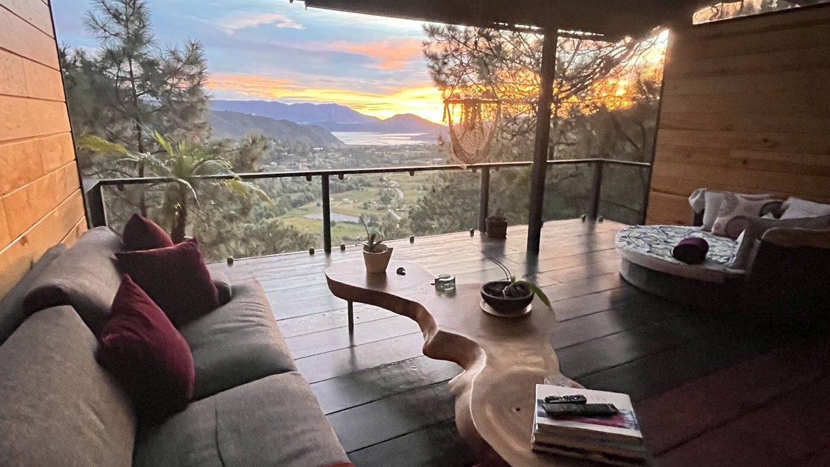 El Santuario Cabin | Mi Refugio Nordico, Cabaña en lo Alto de una Colina con Vista al Lago