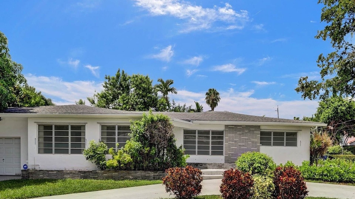 Surfside House | Miami Beach - Spacious 3 bed, 2 bath home, 3 blocks from the beach