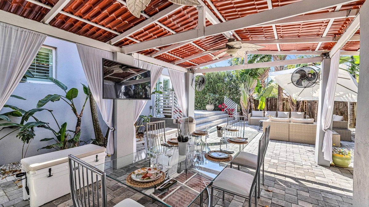 Coral Way House | Miami Sombra: Prime Location-Parkfront- Den-Gazebo