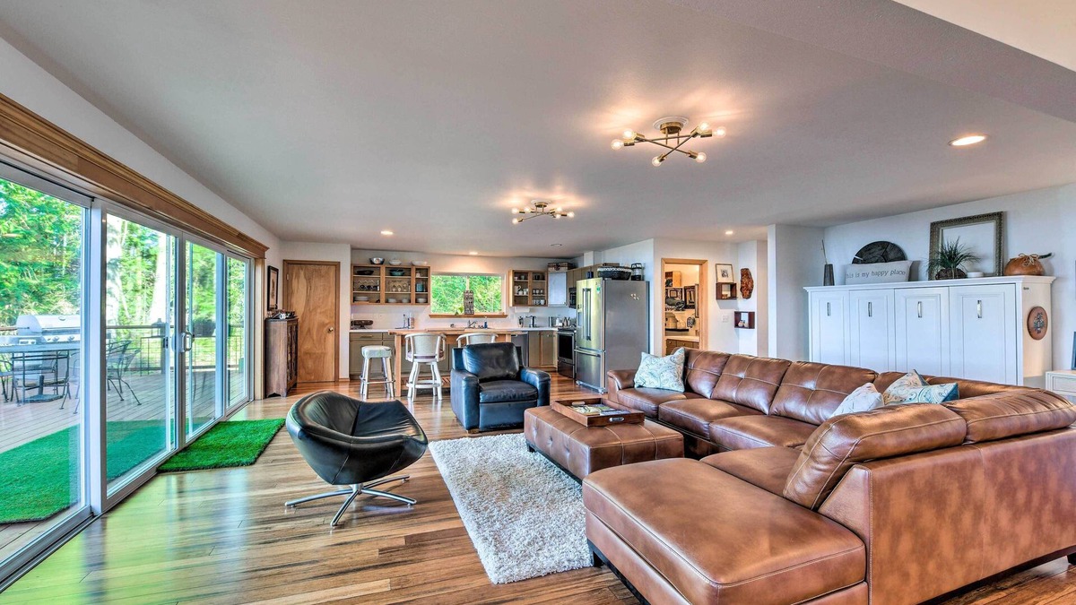 Hansville Cabin | Mid-Century Cabin w/Deck & Puget Sound Vistas!