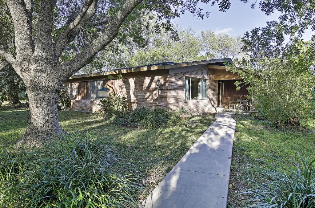 Brownsville House | Mid-Century Hideaway Spacious Brownsville Home!