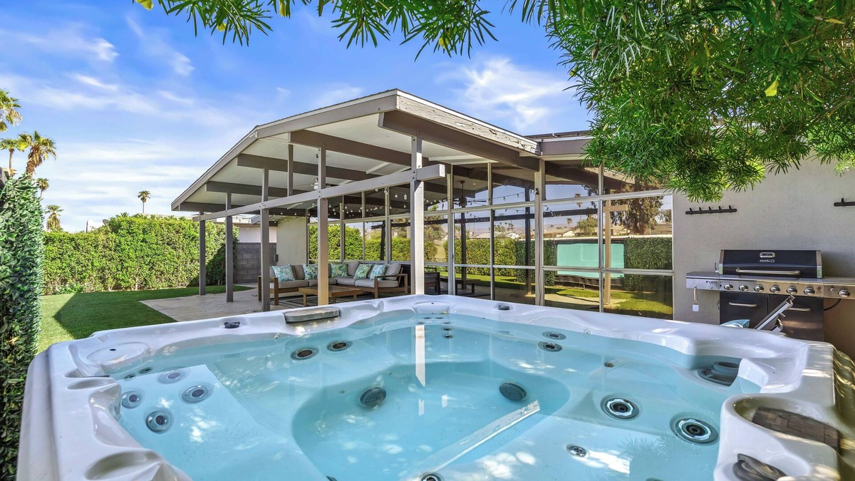 Palm Desert House | Mid Century Modern home -newly renovated with swim jet pool, spa on golf course!