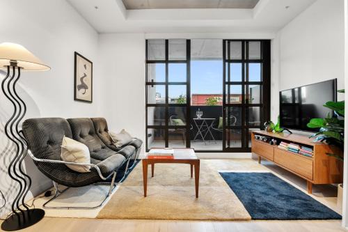 Collingwood North Apartment | Mid-Century Modern Hideaway