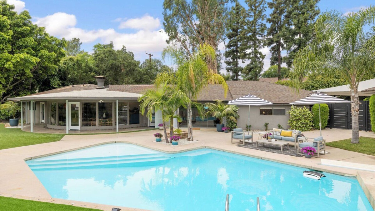 Mount Wilson House | Mid-Century Modern house with heated Salt Water Pool