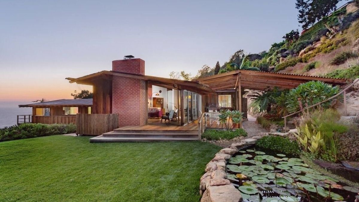 Eastern Malibu House | Mid-century modern Malibu home with ocean views and office to work from home