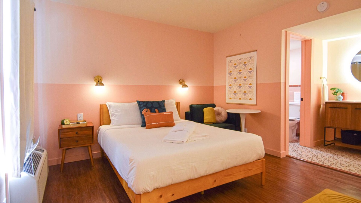 Fayetteville Hotel | Mid-Century Themed Hotel Room in Fayetteville, AR - The Clementine on College #2