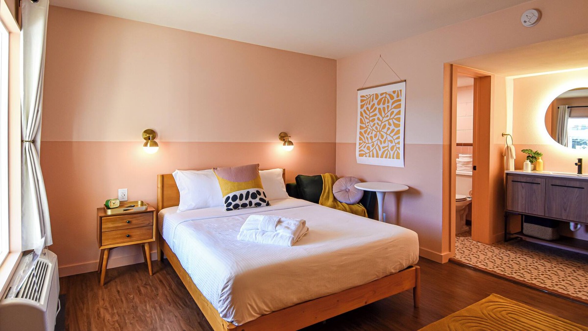 Fayetteville Hotel | Mid-Century Themed Hotel Room in Fayetteville, AR - The Clementine on College #6