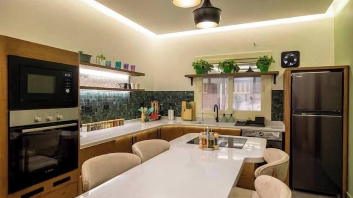 Al Duqqi Apartment | Mid-Century Vibes. Modern Convenience. Casa Mayouie.