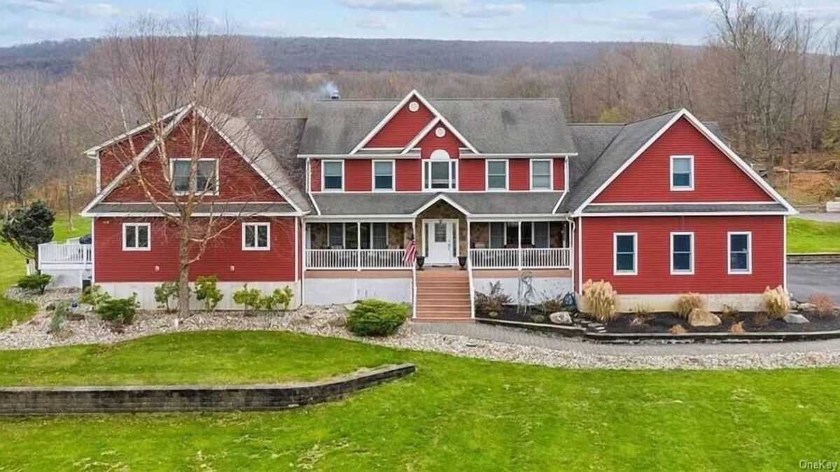 Newburgh Villa | Mid-Hudson Estate: 11 acres, 1 hr to NYC