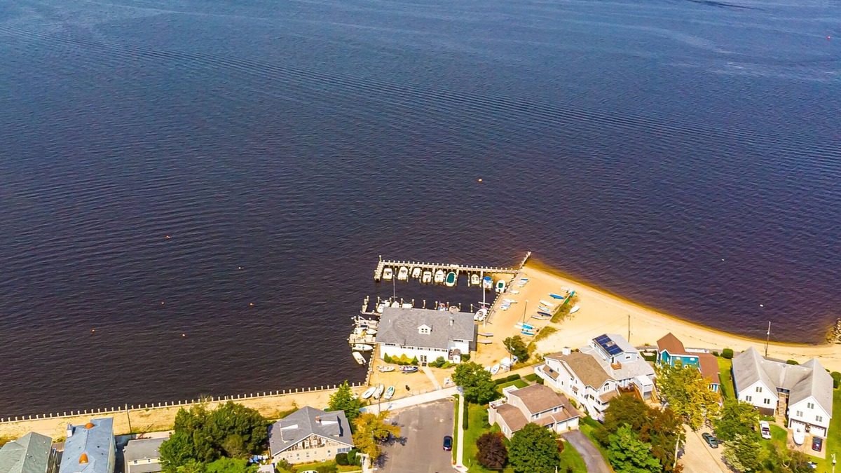 Ocean Gate House | MIDCENTURY MODERN PARADISE - 4BD- HOT TUB🌊 - BAY BEACH🏖 ARCADE-BBQ- FIREPIT🔥!