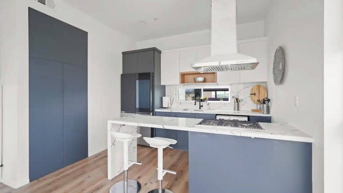 Los Angeles Apartment | MidCity Spacious 3-Bedroom Apartment with Rooftop Deck, Balcony & Private Garage