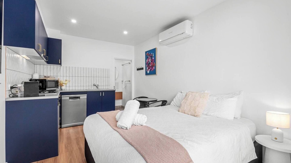 Geelong Apartment | Middle Of Town With Parking!