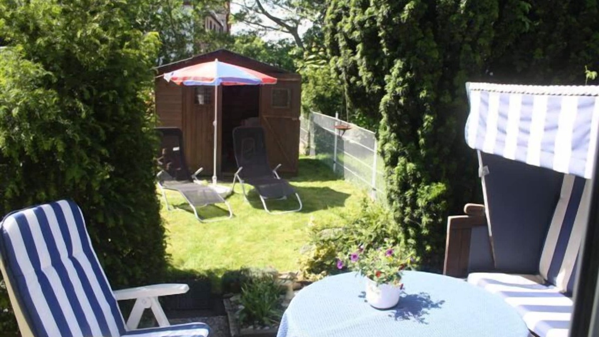 Tossens House | Middle row house near the beach, quiet location but in the middle of life