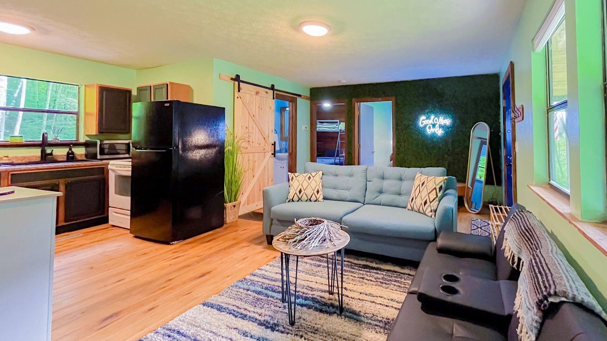 Wellington Cabin | Midnight Hideaway! Perfect Family or Date Night Getaway!