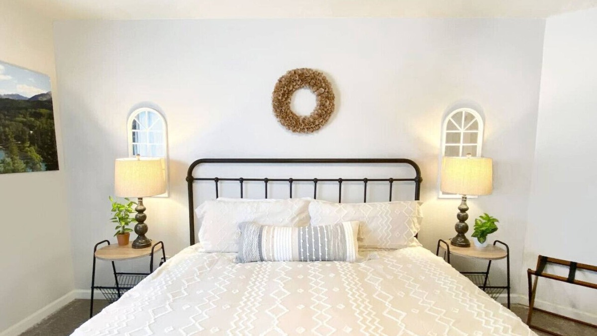 Abbott Loop House | Midnight Sun Retreat - Close to Trails, Shopping