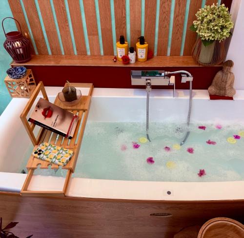 Rione II Trevi Apartment | Midorigami Jacuzzi suite Spanish Steps apt