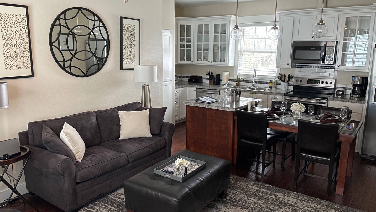 Westfort Apartment | Midtown Apt - 2Bed/2Bath - Private Hot tub and Patio - Close to Pearl and Dtwn