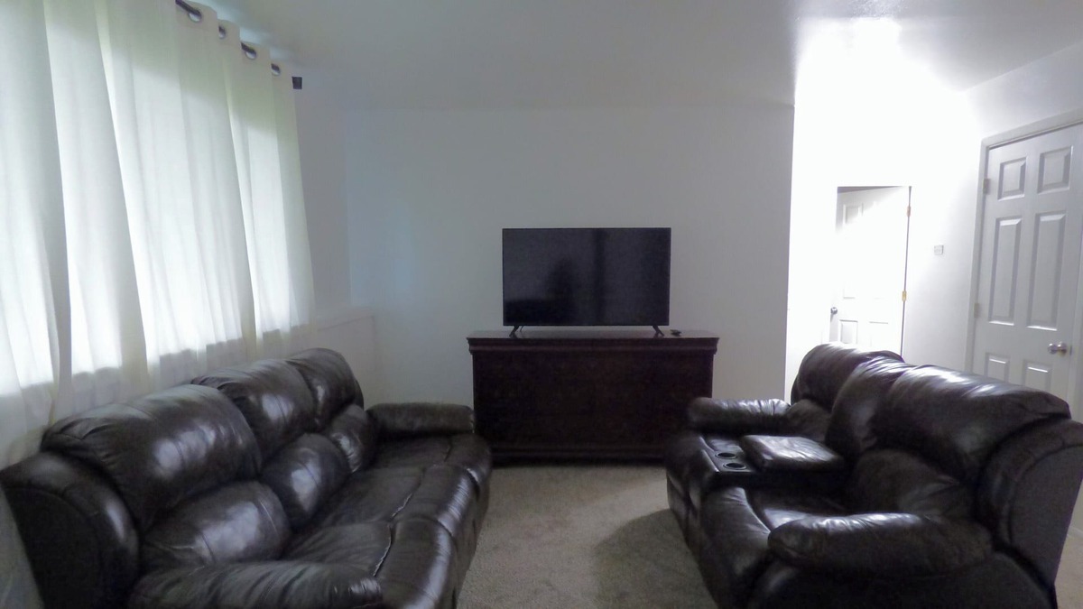 Midtown Anchorage Apartment | MIdtown close to everything, quiet apartment fully remodeled new appliances.