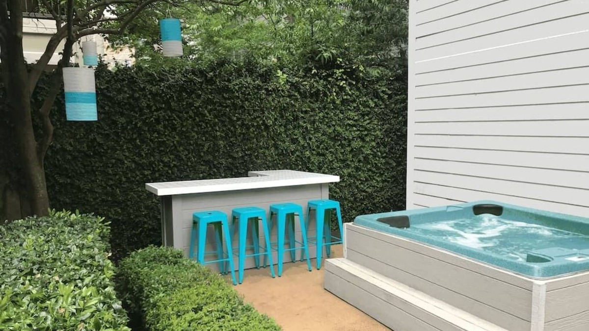 Midtown House | ★ Midtown/Montrose, Private Patio With Hot Tub, Walk to Bars & Restaurants