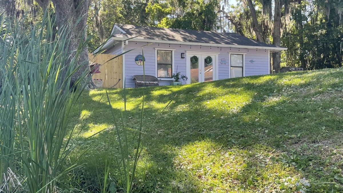 Talahi Island Cottage | Midway between Savannah and Tybee Island.