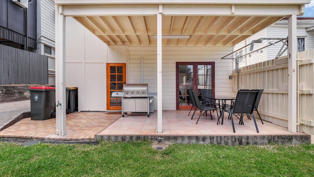 Paddington House | Milkins Apartment Paddington with Off St Parking