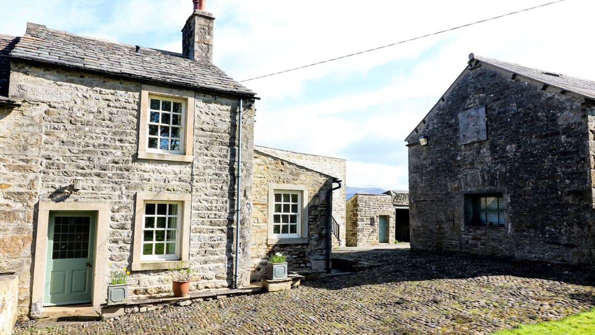 Fourstones Near Bentham Cottage | MILL DAM FARM COTTAGE, pet friendly, with open fire in High Bentham