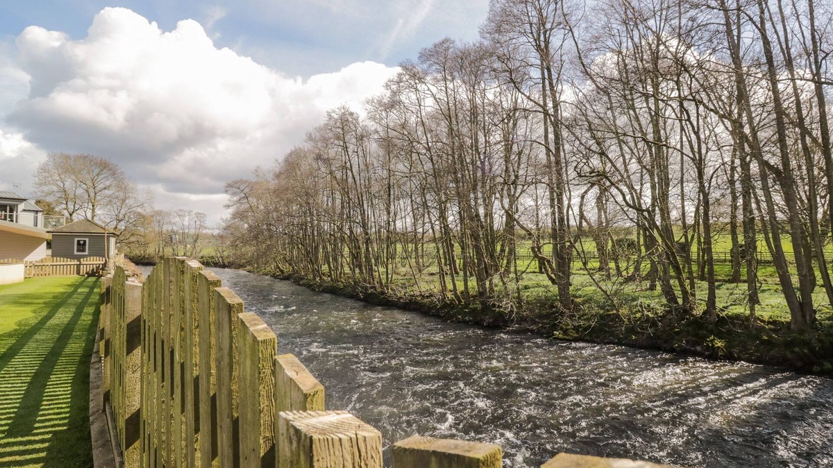 Eamont Bridge Cottage | MILL END, pet friendly, luxury holiday cottage in Penrith