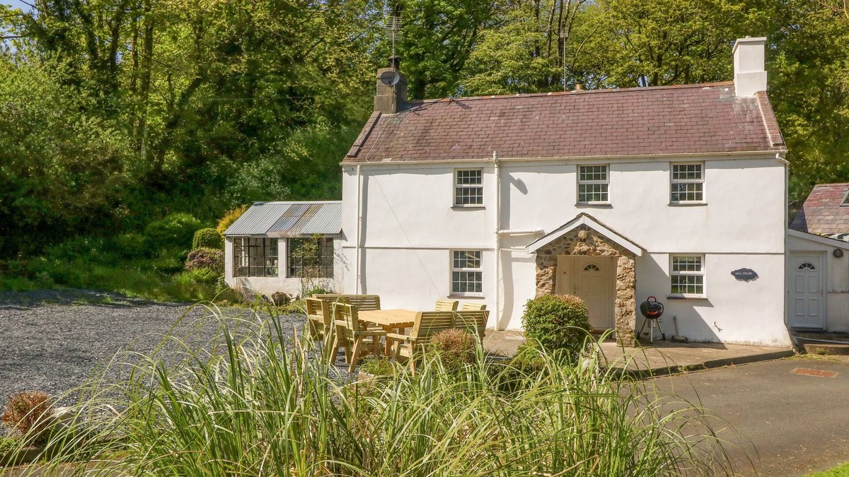 Garn Fadryn House | MILL HOUSE (MAIN HOUSE), with open fire in Sarn Meyllteyrn