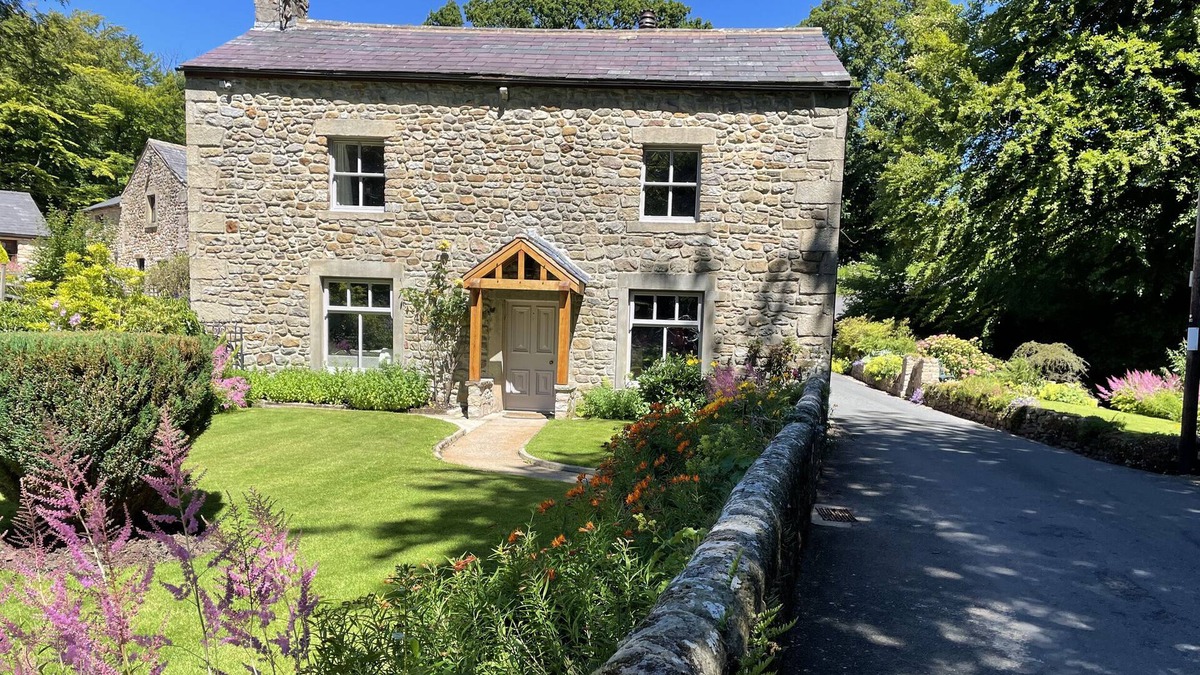 Preston House | MILL HOUSE, pet friendly, character holiday cottage in Chipping