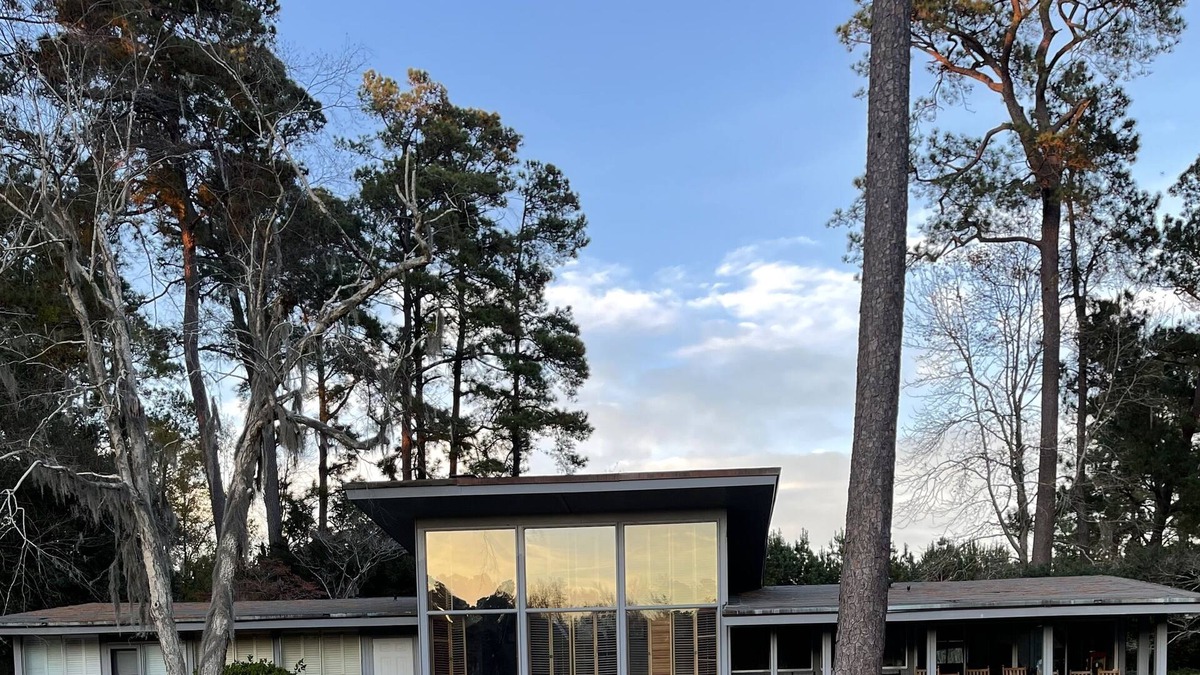 Whiteville House | Mill Pond Retreat- unique stay for up to 20 guests