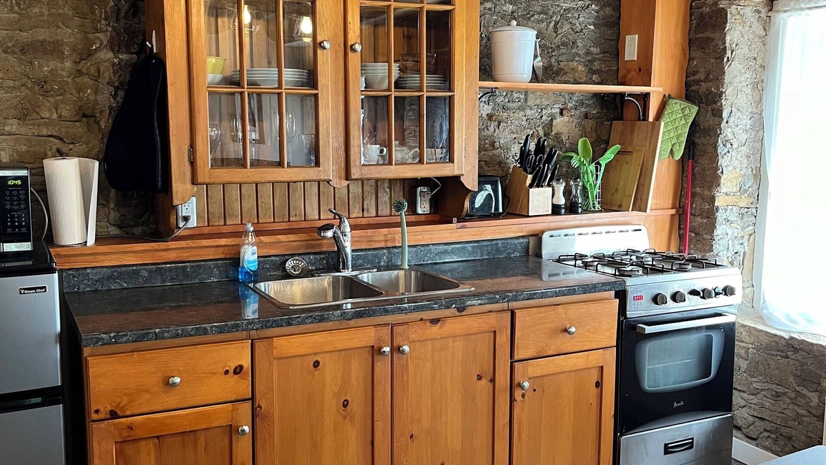 Elora Apartment | Millers Mistress - Millview, 1-bdrm + apt, DownTown Elora with WiFi, & AC