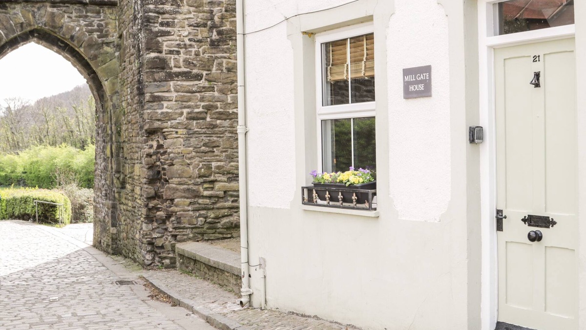 Conwy Cottage | MILLGATE HOUSE, pet friendly, character holiday cottage in Conwy