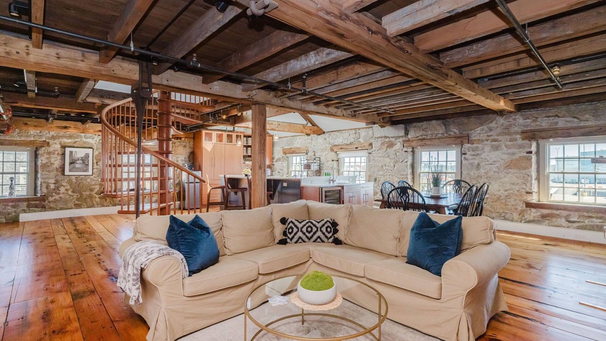 New Bedford Apartment | Millie's-Historic New Bedford, 2BR w. water views
