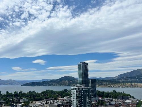 Downtown Kelowna House | Million-Dollar View 1 bedroom with ensuite bathroom in a 2 bed apartment with access to 34th floor lounge in Downtown Kelowna