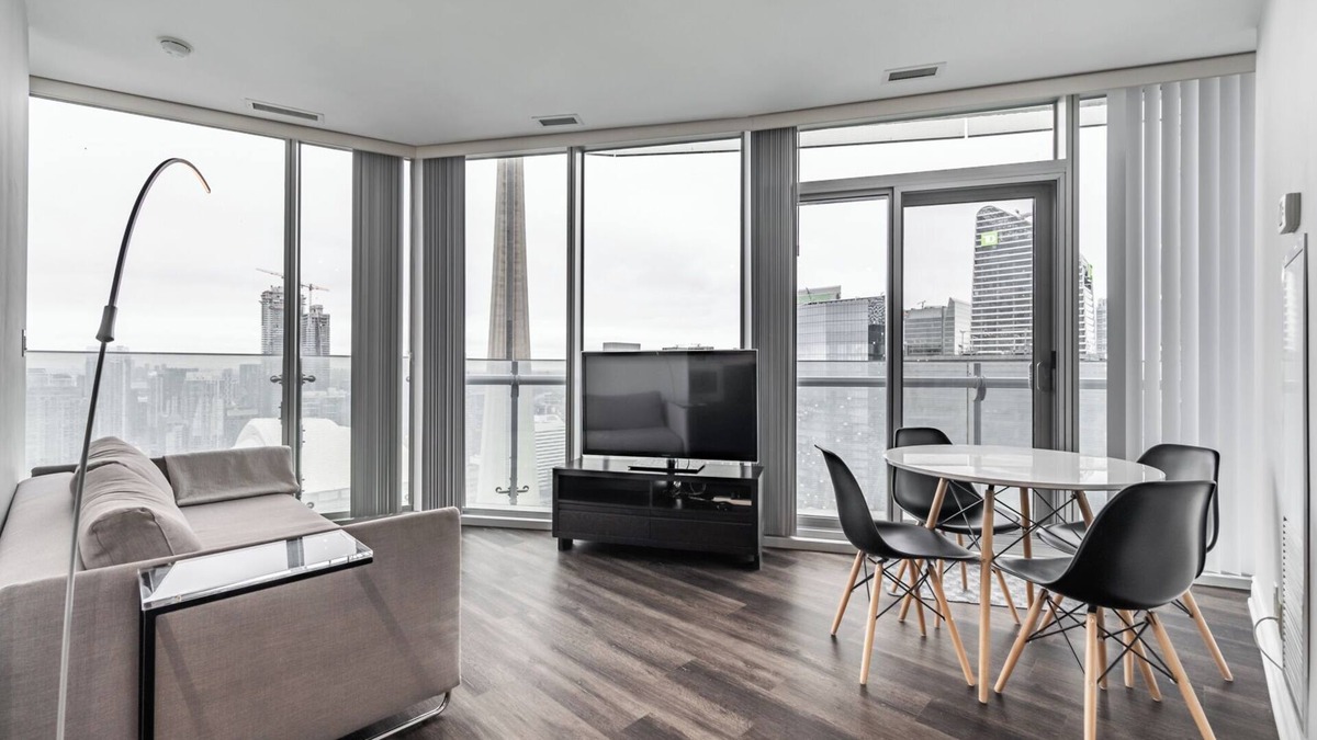 Toronto Entertainment District Apartment | MILLION DOLLARS CN TOWER AND VIEWS - 2 BEDROOM SUITE WITH PARKING AND BALCONY
