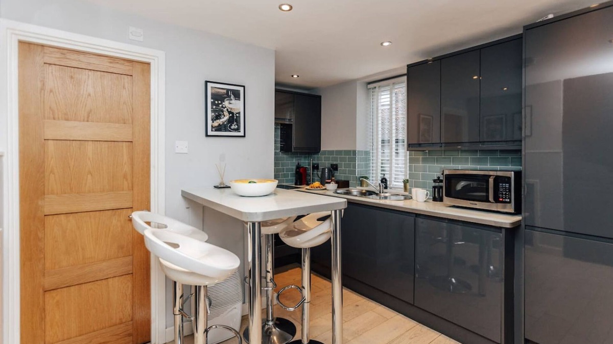 Henley House | Mills Cottage - From 125 Per Night