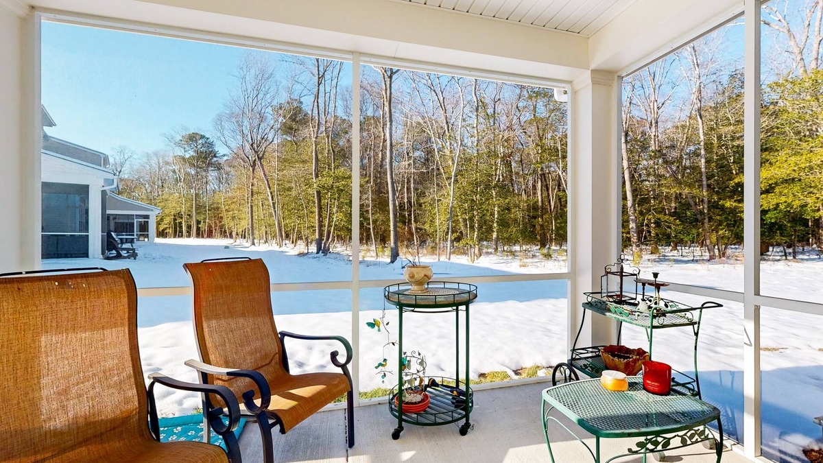 Frankford House | Milo's Haven pet friendly townhome w/shared pool, W/D & Free WIFI
