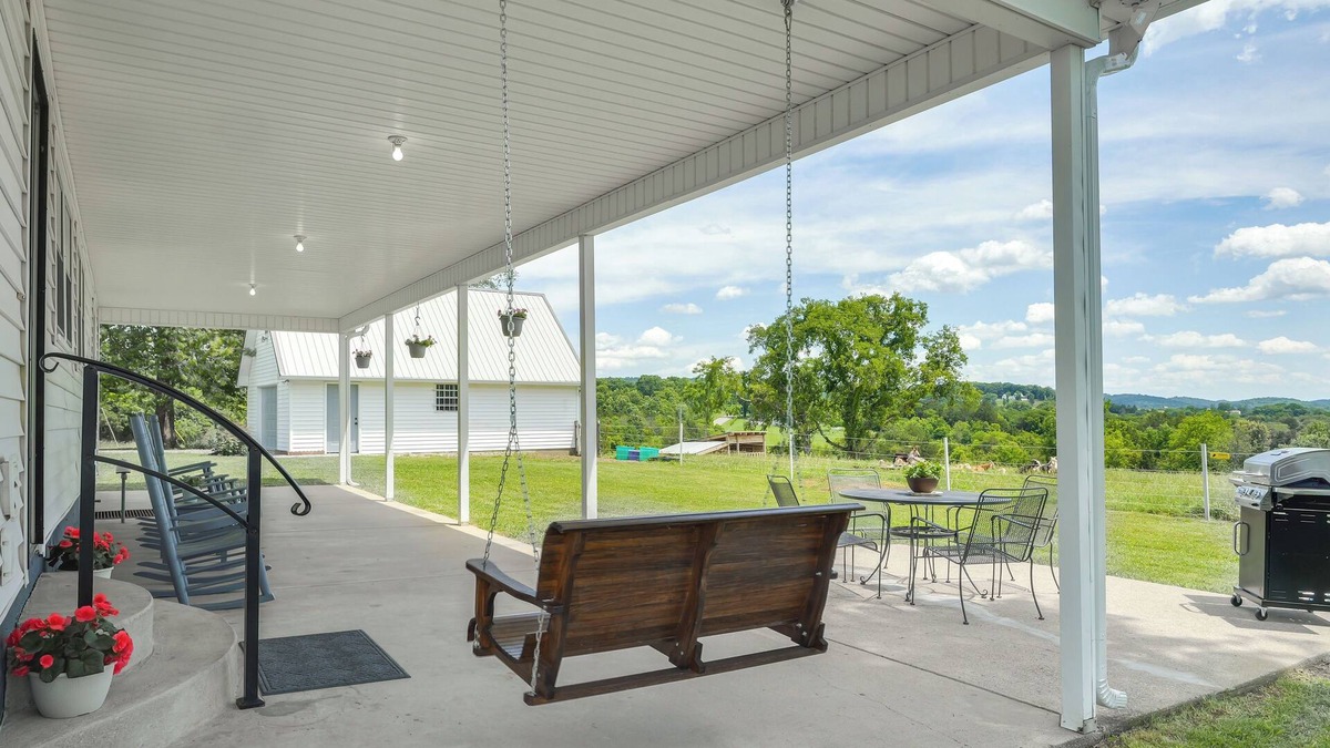 Rutherford County House | 'Milton Valley Stay' w/ Valley View & Porch Swing!