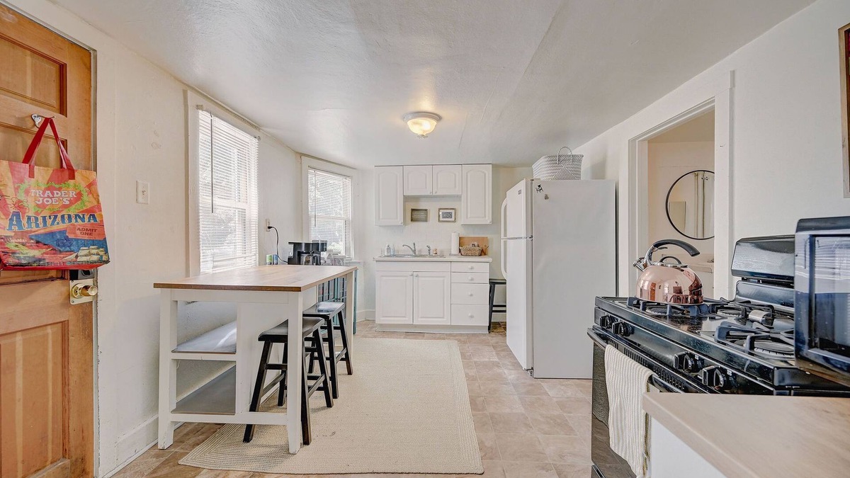 Lower East Side Apartment | Milwaukee 1BR Bungalow with free parking
