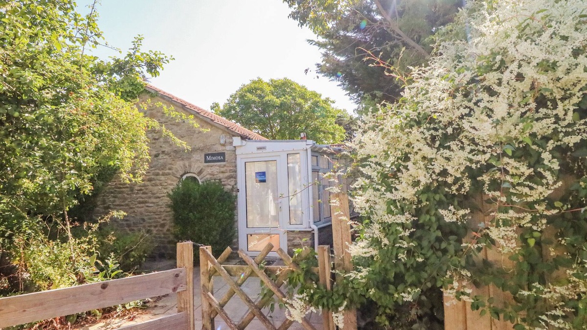 West Bexington Cottage | MIMOSA COTTAGE, pet friendly, with a garden in West Bexington