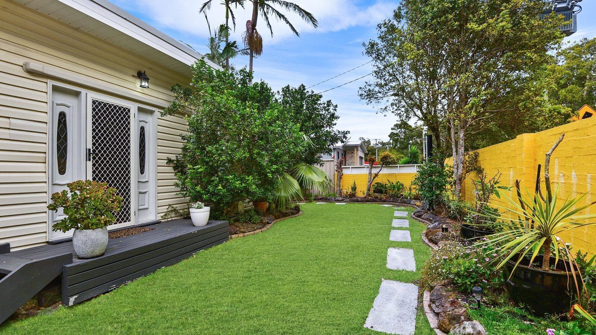 Budgewoi House | Mimosa Sands - 250 mtrs walk to beach access