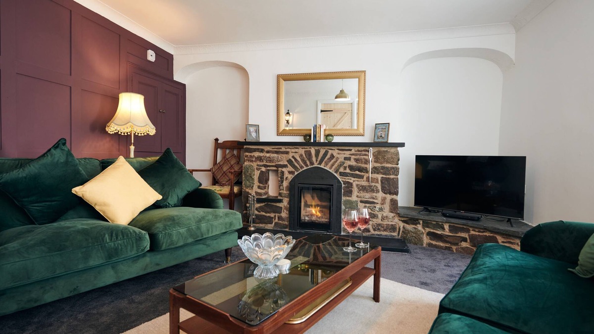 Laugharne Cottage | Min Yr Afon, Low allergen, central property with wood burner