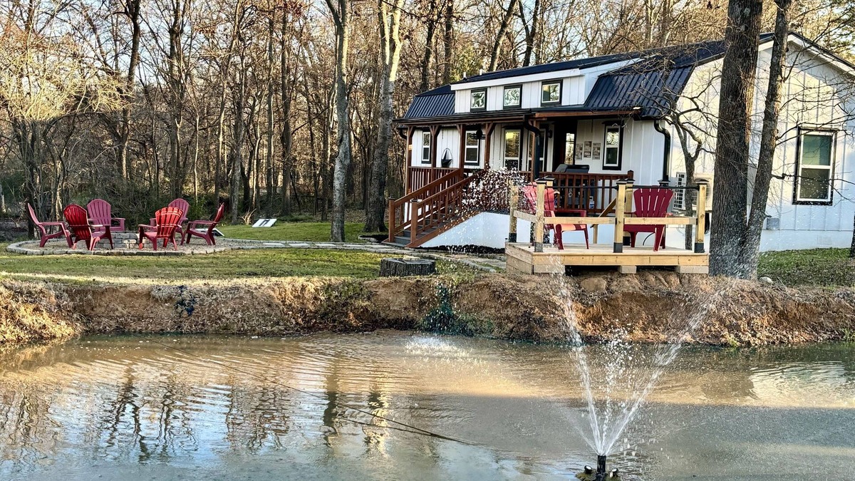 Mineola House | Mineola "Mane" Stay Cabin Near Downtown & Adjacent to Mineola Nature Preserve