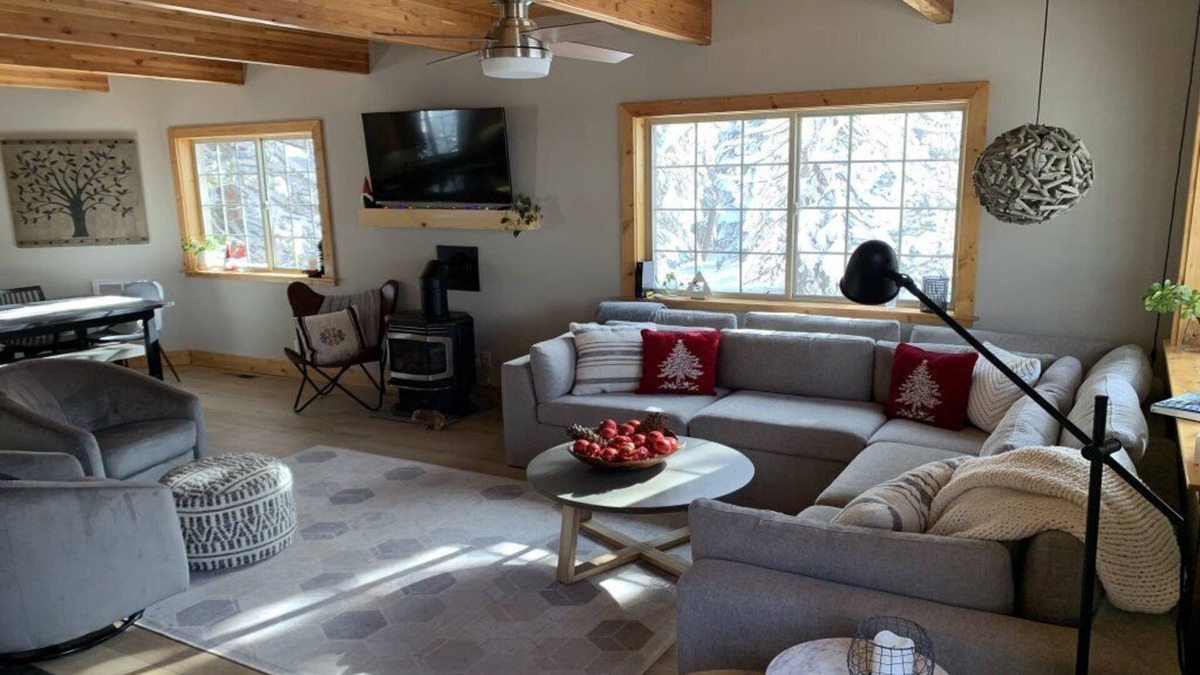 Serene Lakes House | Minglewood: Old Tahoe Vibe with Hot Tub- 4bed/3bath